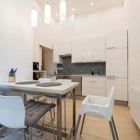 Spacious By Opera- 2 Br- 2 Bath- Ac Apartman Budapest