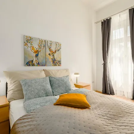 Spacious By Opera- 2 Br- 2 Bath- Ac Apartman Budapest