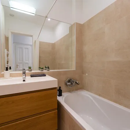 Apartman Spacious By Opera- 2 Br- 2 Bath- Ac *