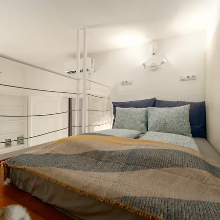 Spacious By Opera- 2 Br- 2 Bath- Ac Apartman Budapest