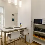 Spacious By Opera- 2 Br- 2 Bath- Ac Lejlighed Budapest