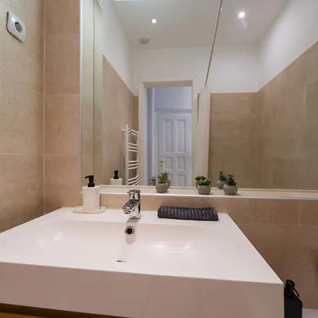 Spacious By Opera- 2 Br- 2 Bath- Ac Apartment Budapest