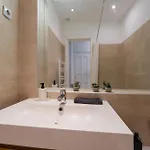 Spacious By Opera- 2 Br- 2 Bath- Ac Lägenhet Budapest