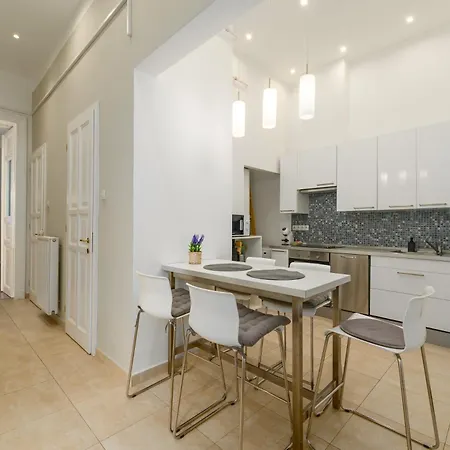 Spacious By Opera- 2 Br- 2 Bath- Ac Будапешт